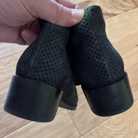 Eileen Fisher Black/Dark Gray Leather Mesh
Booties Stacked Heel Rounded Toe - 10 - Picture 2 of 8